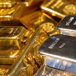 Gold- und Silberbarren in unterschiedlicher Größe liegen beim Edelmetallhändler Pro Aurum in einem Tresor auf einem Tisch.