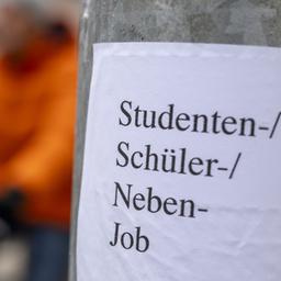 Ein Zettel mit der Aufschrift "Studenten-/Schüler-/Neben-Job" hängt an einem Laternenpfahl in München
